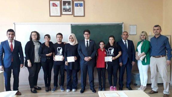 Kaymakamımız Sayın Ömer Ahmet ÖZDEMİR Öğrencilerin Karne Sevincini Paylaştı