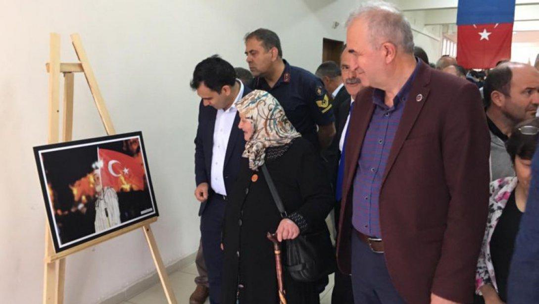 İlçemizde 15 Temmuz Şehitleri Anma, Demokrasi ve Milli Birlik Günü Etkinlikleri Kapsamında Fotoğraf Sergisi Düzenlendi